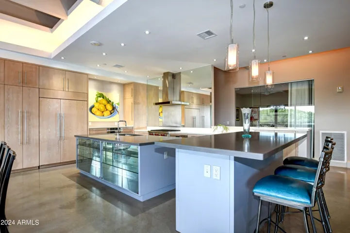 Large Island with Seating
