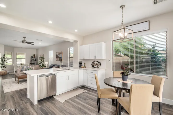 eat-in kitchen