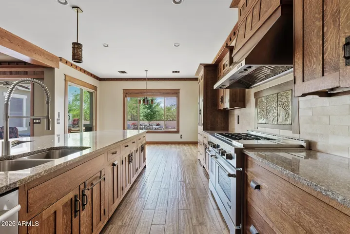 This bright, open kitchen flows seamlessly to the backyard with dual dining areas and expansive windows. Enjoy Arizona’s indoor-outdoor lifestyle with elegance and ease.