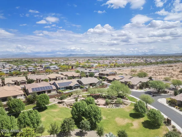 Located on a premium corner lot, this Phoenix home offers expansive views of the Sonoran Desert and nearby greenbelts. A perfect blend of privacy and connection to nature in a vibrant master-planned community.