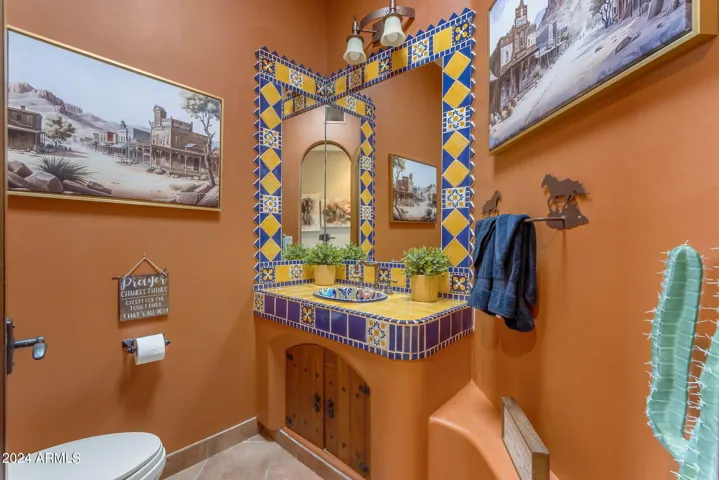 Hall 1/2 bath