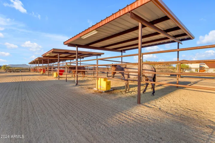 12 stal mare motel with feeders and automatic waterers