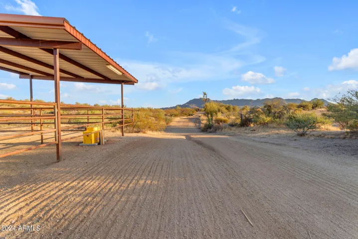 12 stall mare motel with 60' runs