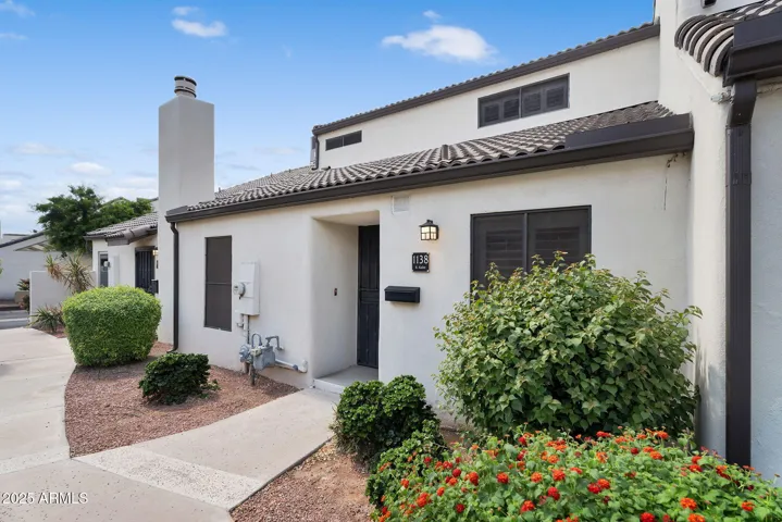 Front entry of 1138 E Kaler Dr