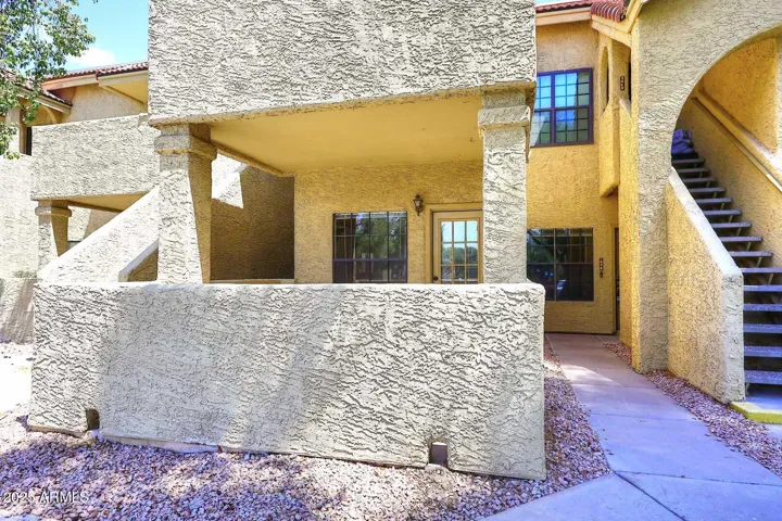 Welcome home to the beautiful Elliot Place community in Chandler!