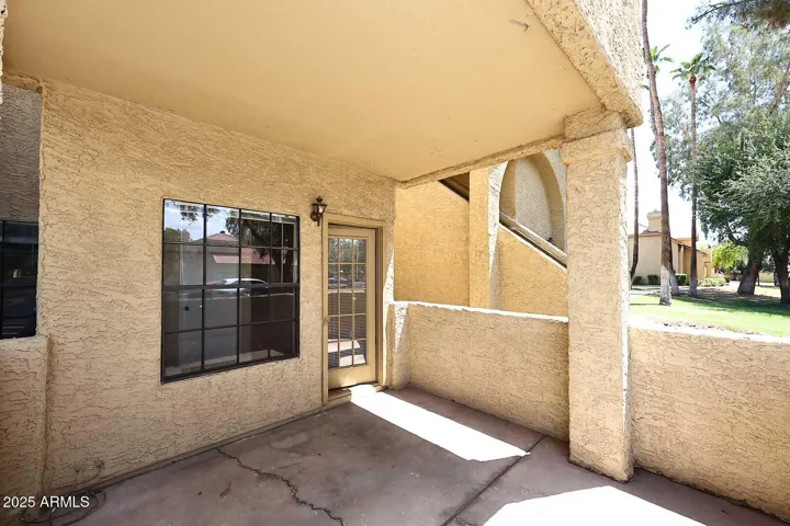 Private courtyard up front! Close to additional guest parking & community pool!