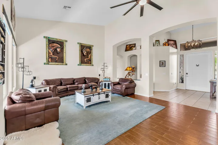 Living room. Tall ceilings1