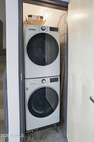 Washer/dryer inside 1st floor