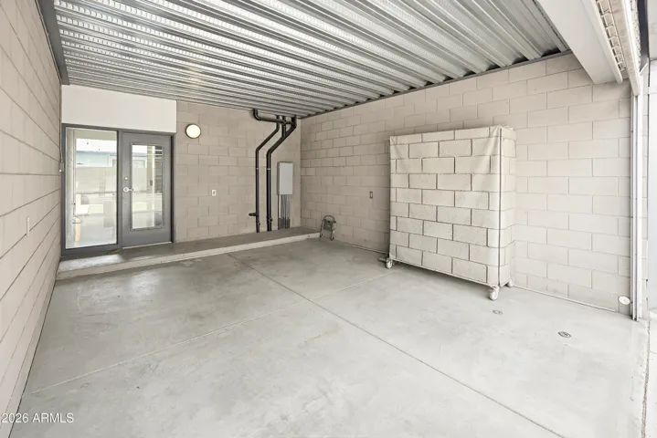Garage/entrance