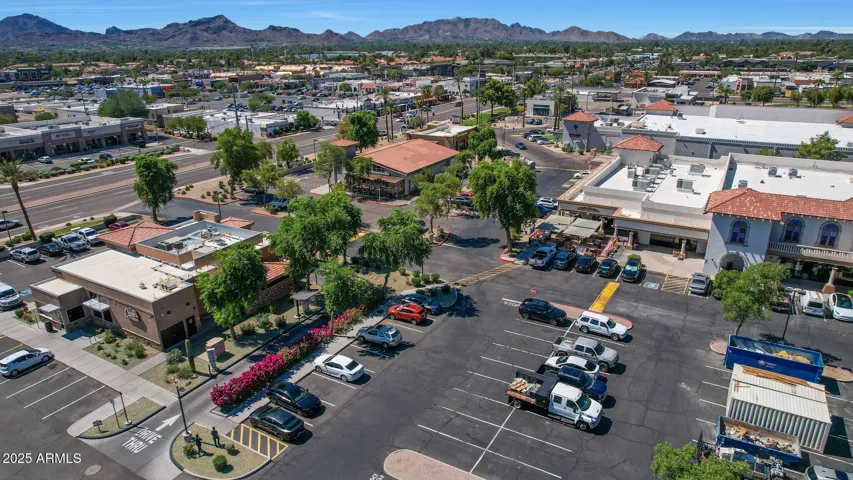 CHASE BANK & WELLS FARGO /WALKING DISTANCE