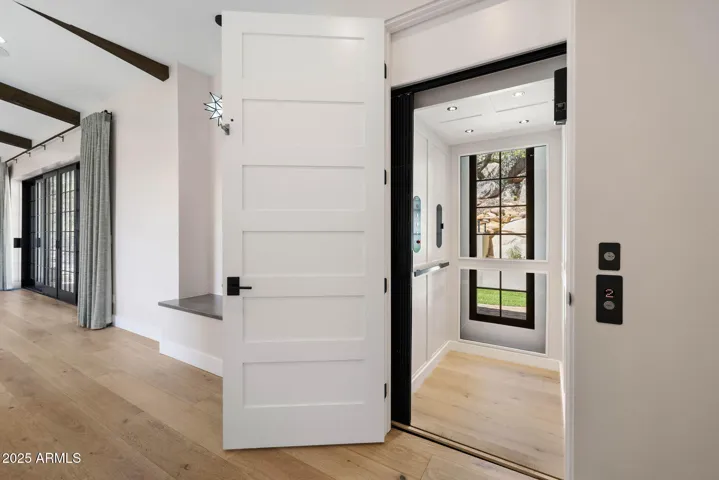 3 Level Elevator with Window