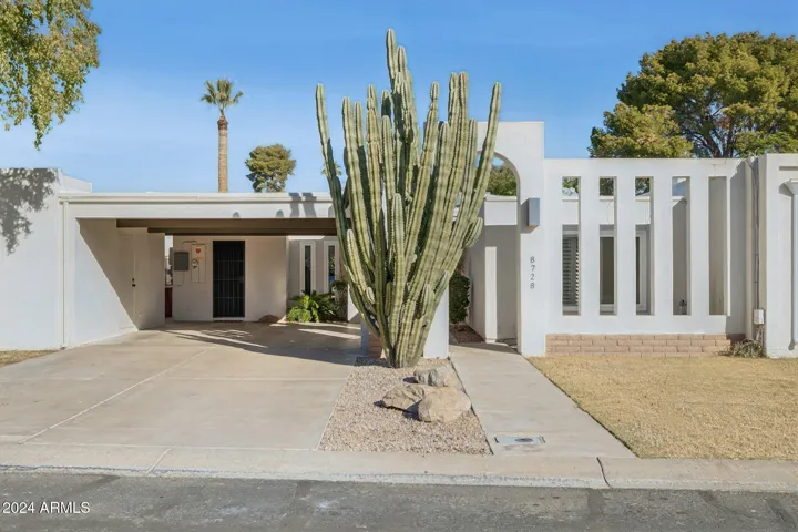 Each unit in the Sands has a different entry facade. ET Wright wanted them to feel like custom homes as opposed to a planned development.