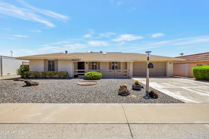 9425 W ROLLING HILLS  Drive, Sun City, AZ 85351