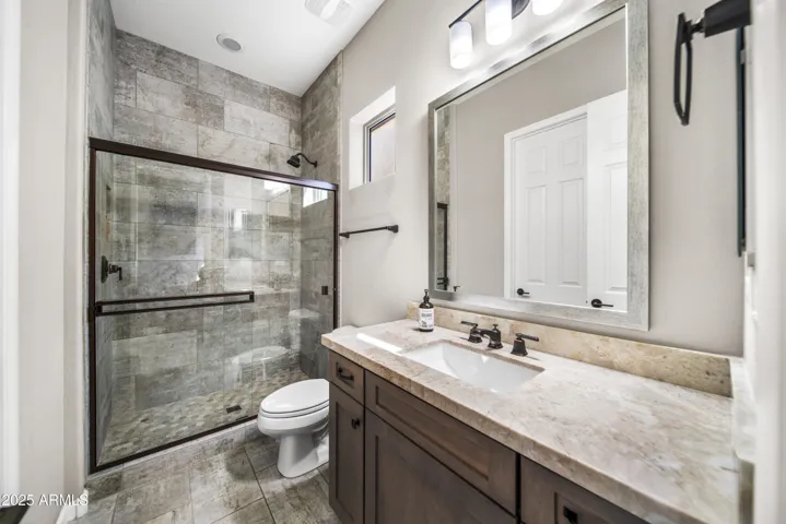 Casita bathroom w/walk in closet