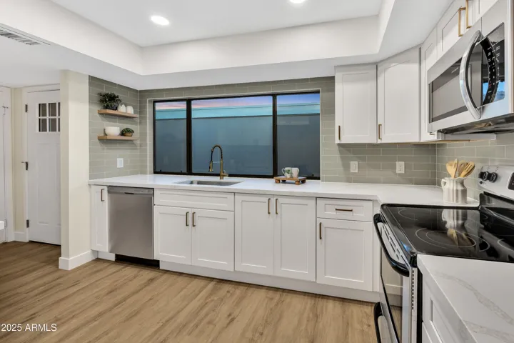 5024 W NEW WORLD  Drive, Glendale, AZ 85302