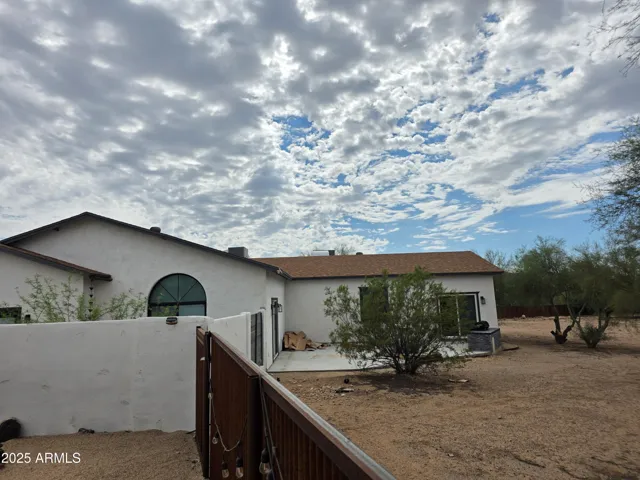 View from front RV Parking facing Private second patio at rea