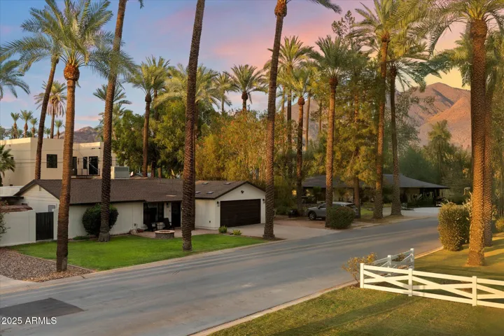 LOFT VIEW OF CAMELBACK MOUNTAIN