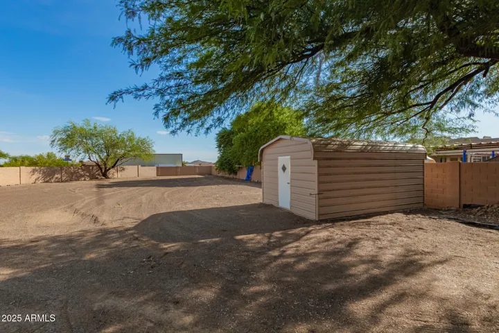 SHED- LOTS OF SPACE FOR TOYS OR HORSES