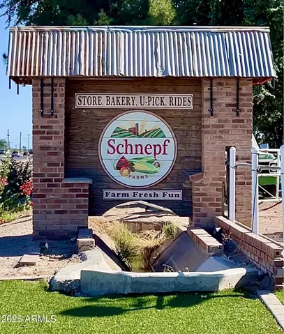 10 minutes to Schnepf Farms: Bakery & Country Store, Festivals, Live Entertainment, Food, Glamping, & Private Events/Party Rental.