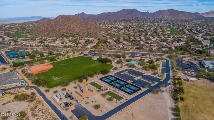 Fields and playgrounds, hiking trails & bike paths