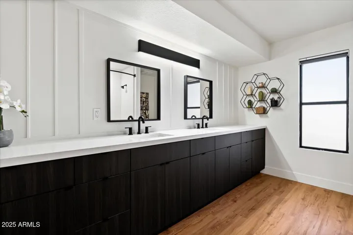 Main level full guest bath