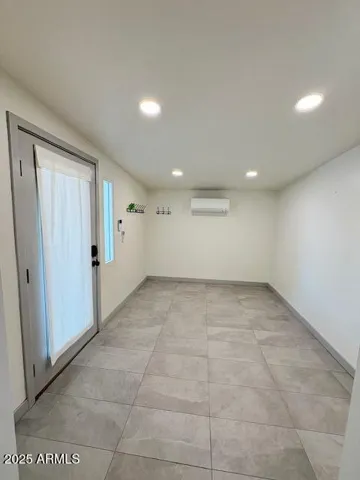 Entry / Extra Space / Office
