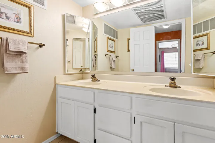 DOUBLE SINKS IN BATHROOM