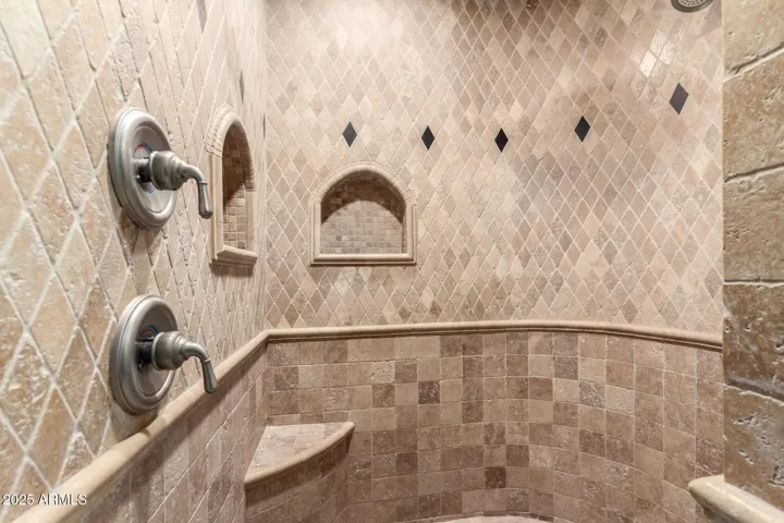 Primary en-suite