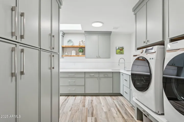 More storage and cabinets in the laundry / pantry