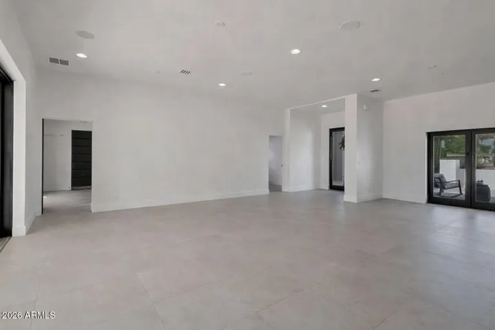 Great room with 10' ceilings