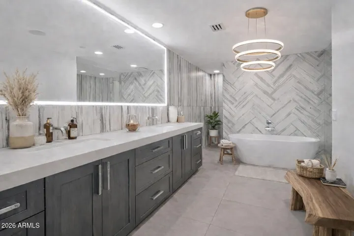 Primary bath (with virtual accessories)