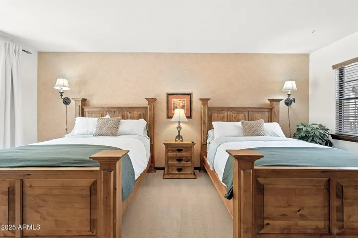 2 queen sized beds