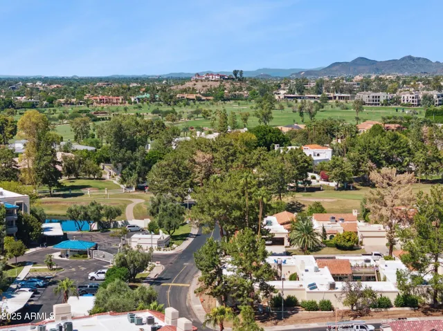 Private pedestrian gates connect you to the Arizona Biltmore’s iconic neighborhood and golf.