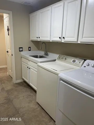 OVERSIZE LAUNDRY ROOM WITH LAUNDRY SINK