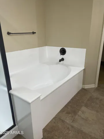 OVERSIZE SOAKING TUB WITH SEPARATE SHOWER