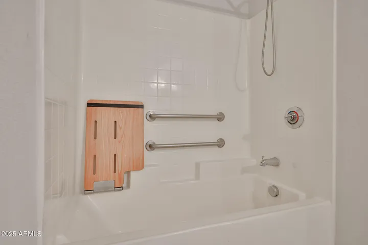 Bathroom tub
