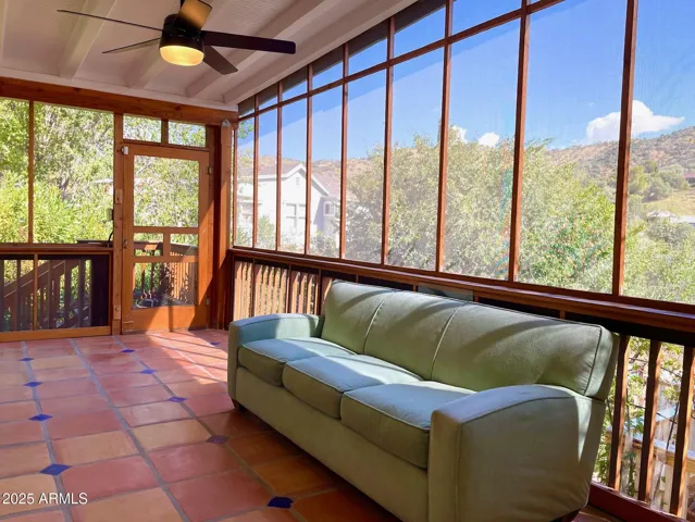 Screened-in porch/balcony