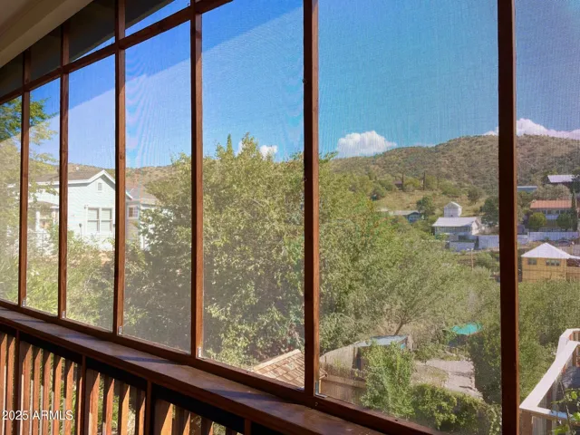 Screened-in porch/balcony