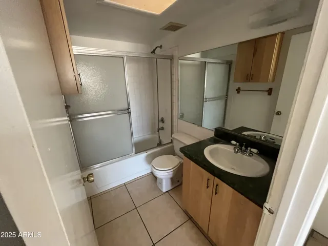 Primary bedroom bathroom
