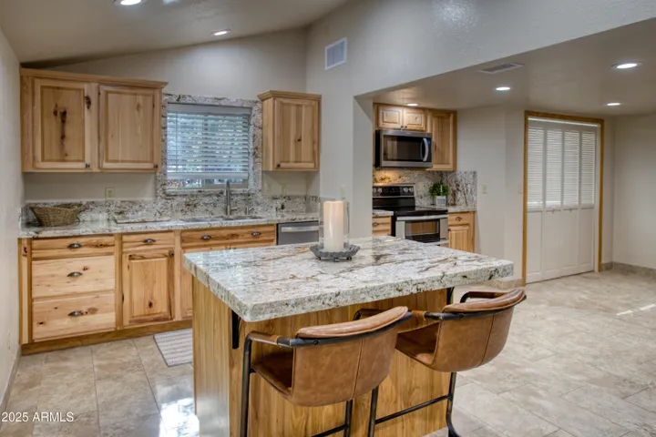 Kitchen w/ breakfast bar