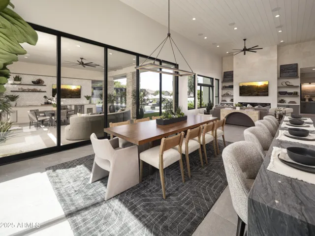Indoor/Outdoor dining!