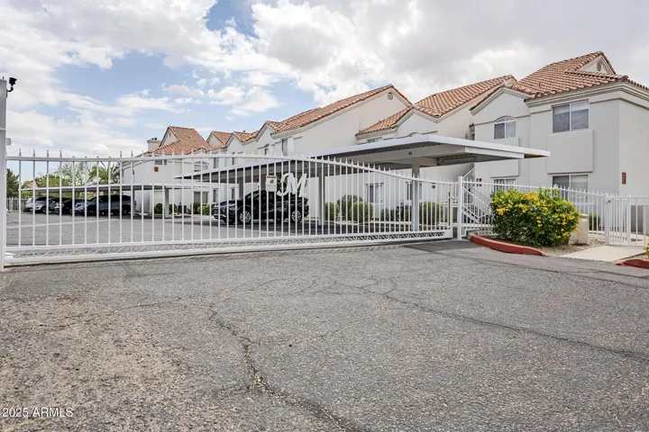Only 63 units in this gated community! Gated Paradise Valley, Arizona condo convenient to tons shopping, dining, heatlh clubs & more!