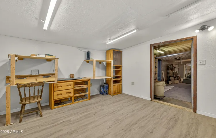 Great Workshop Attached to the garage! DiY Enthusiasts will LOVE!