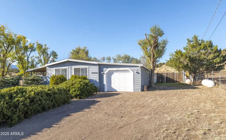 Extra Storage Shed on tis side of the house - Storage Galore!