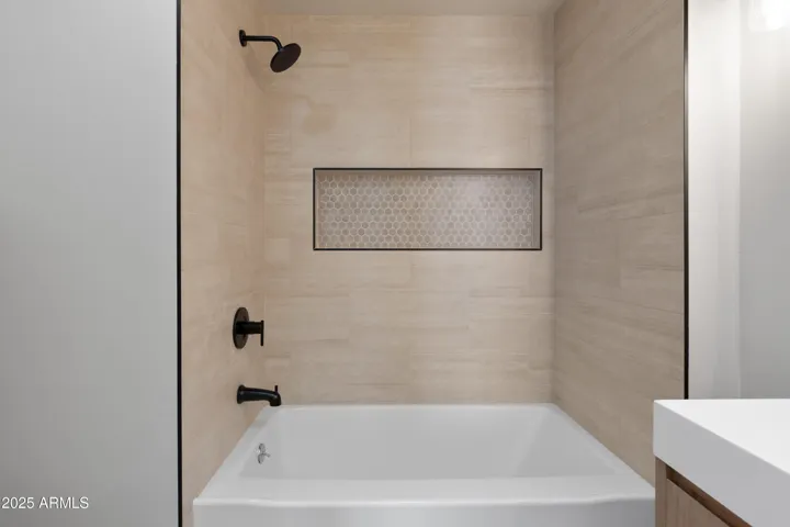 NORTH BEROOM ENSUITE BATHROOM TUB/SHOWER