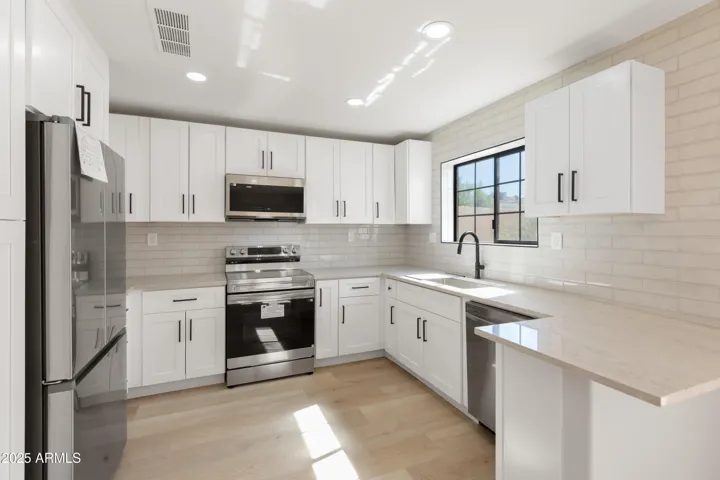 KITCHEN WITH QUARTZITE COUNTERS