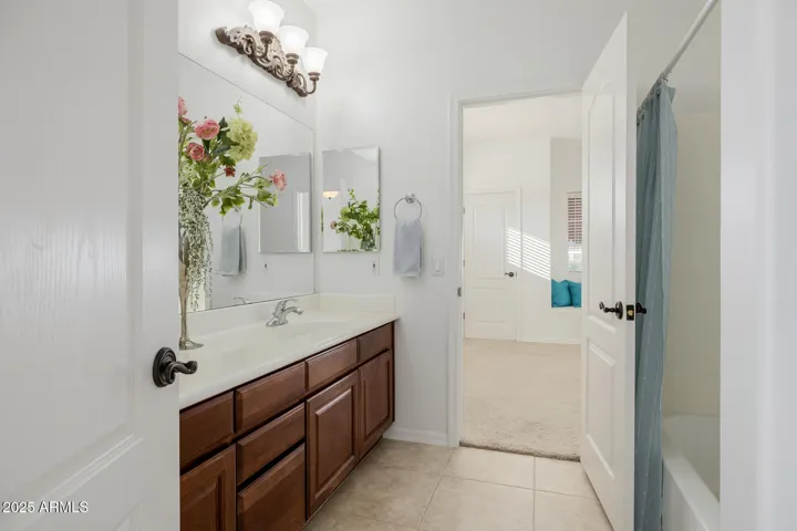 Jack & Jill full bathroom