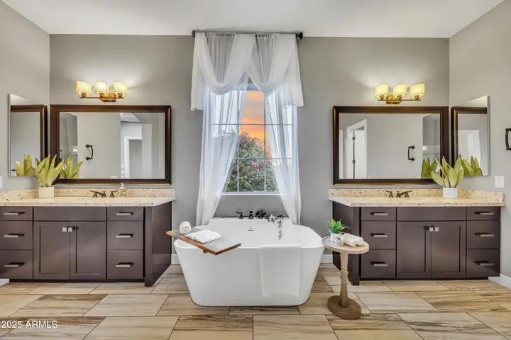 Dual sink with soaking tub in primary