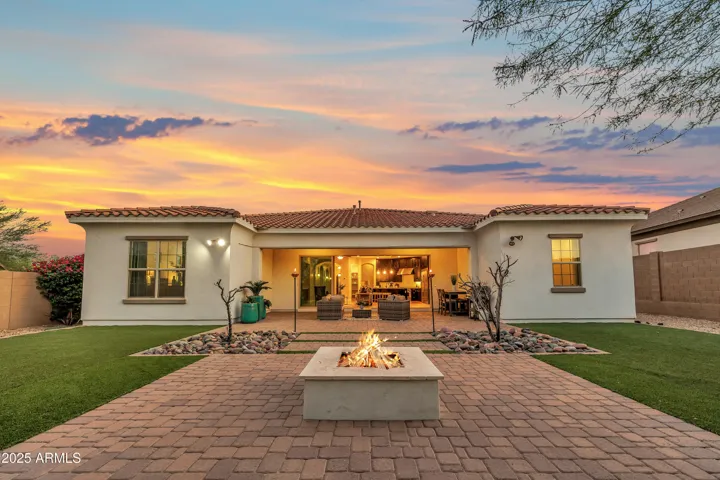 Entertainers delight in the expansive backyard!