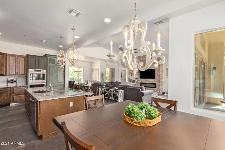 EIGHT SEAT DINING AREA